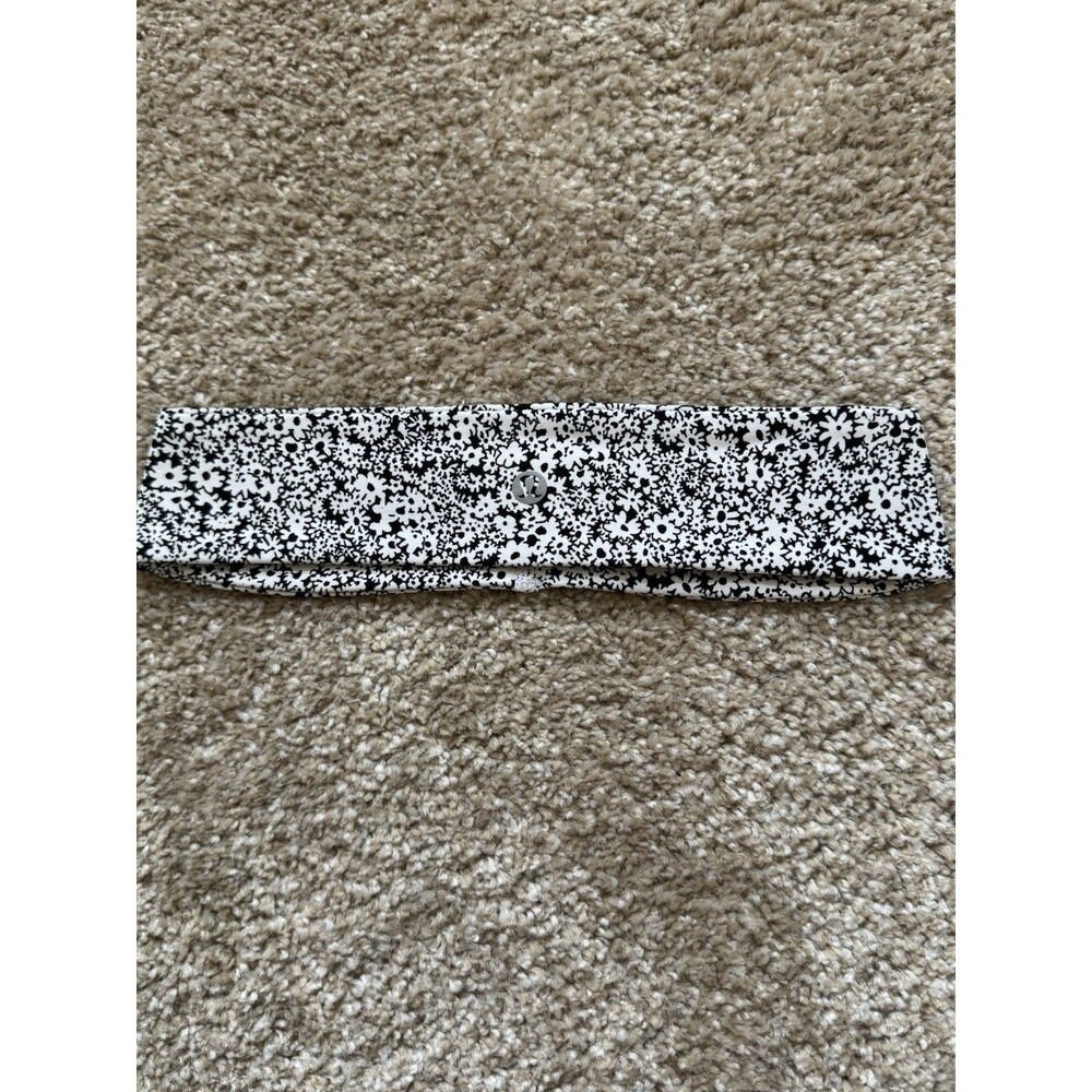 Lululemon Fly Away Tamer Headband Grey White Lace Floral Luxtreme Non-Slip OS